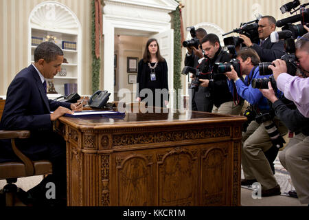 Präsident Barack Obama unterzeichnet h.r. 3765 - "temporäre Lohnsummensteuer cut Fortsetzung Act von 2011" im Oval Office, Dec. 23., 2011. Stockfoto