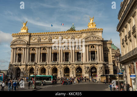 Fassade des Palais Garnier, Oper von Paris, im späten Oktober Stockfoto