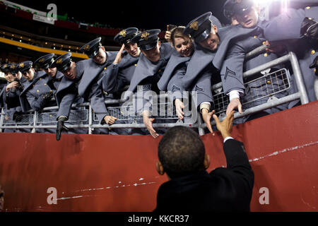 Us-Präsident Barack Obama begrüßt US-Militärakademie Kadetten während der jährlichen Armee vs Marine Fußballspiel am Fedex field in Landover, Md., Samstag, Dez. 10., 2011. Stockfoto