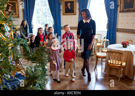 First Lady Michelle Obama Spaziergänge mit Kindern hinter der offiziellen White House christmas tree Im blauen Zimmer, sep. 30., 2011. Frau. obama begrüßt militärische Familien zum Weißen Haus für für die erste Betrachtung der 2011 Urlaub Dekorationen. Stockfoto