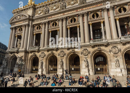 Fassade des Palais Garnier, Oper von Paris, im späten Oktober Stockfoto