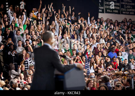 Die Zuschauer jubeln, als Präsident Barack Obama liefert Erläuterungen auf dem amerikanischen Jobs bei Manchester Central High School in Manchester handeln, n.h., nov. 22., 2011. Stockfoto