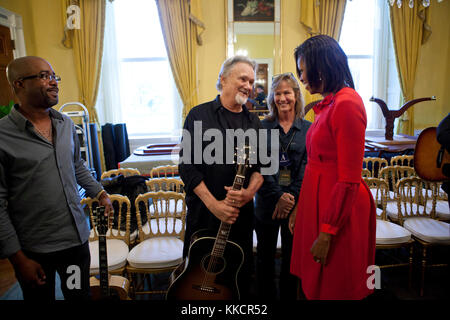 First Lady Michelle Obama spricht mit Darius Rucker, Kris Kristofferson und Lisa Meyers in der alten Familie Esszimmer des Weißen Hauses vor "die Geschichte der Country Musik: von Scheune Tänze Pop Charts" interaktiver Workshop für lokale Studenten, sep. 21., 2011. Stockfoto