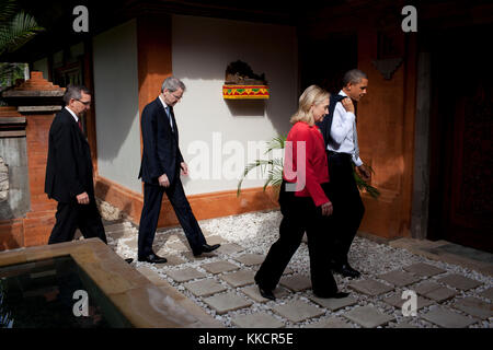 Präsident Barack Obama geht mit Außenministerin Hillary Rodham Clinton, Botschafter David carden, uns Mission in die Asean, und Botschafter Scot marciel zu Indonesien, während die ASEAN-Gipfel in Nusa Dua, Bali, Indonesien, sep. 18., 2011. Stockfoto