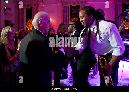 Vizepräsident Joe Biden grüßt Lance powlis, ein Trompeter in der Janelle monáe Band, ihren Staat Abendessen Leistung im Speisesaal des Weißen Hauses, Oct. 13., 2011. Stockfoto