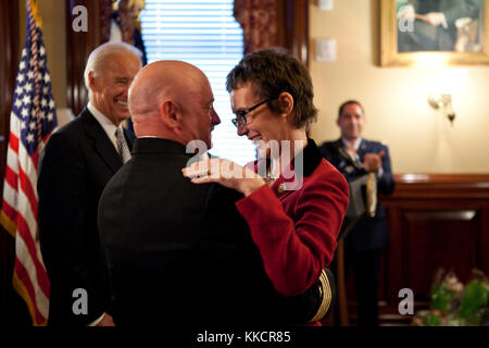 Okt. 6, 2011 'David Lienemann, Fotograf des Vice President, diese liebende Moment als Kapitän Mark erfasst umarmt seine Frau Kelly, Rep. Gabrielle Giffords, nach Erhalt der Legion des Verdienstes von der Vice President. Rep. giffords wurde im Kopf durch ein bewaffneter Bandit im Januar geschossen und hat sich mehr als jeder vorstellen konnte." Stockfoto