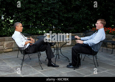 Präsident Barack Obama genießt ein Bier mit Dakota Meyer auf der Terrasse außerhalb des Oval Office, sept. 14., 2011. Der Präsident wird Meyer mit der Ehrenmedaille Morgen während einer Zeremonie im Weißen Haus. Stockfoto