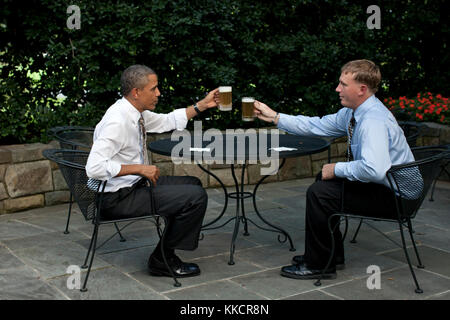 Sept. 14, 2011 "Der Präsident bietet einen Toast auf Ehrenmedaille Empfänger dakota Meyer auf der Terrasse außerhalb des Oval Office. vor Erhalt der Medaille, Meyer sagte, er wünschte er ein Bier mit dem Präsidenten haben könnte; der Präsident erteilt seinen Wunsch und am nächsten Tag ihm die Medaille im Rahmen einer Feierstunde ausgezeichnet im Weißen Haus." Stockfoto