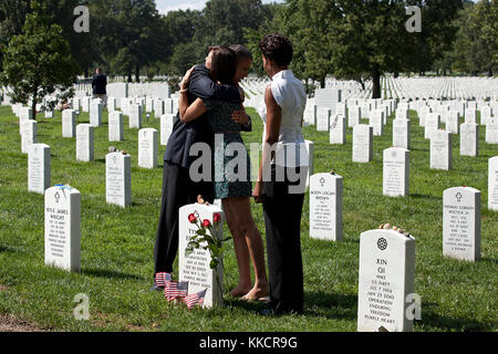 Sept. 10, 2011 "Der Präsident Umarmungen eine Frau bei einem Besuch mit der First Lady zu Abschnitt 60 des Arlington National Friedhof in Arlington, Va. Abschnitt 60 ist für militärisches Personal, die ihr Leben verloren haben, während in Afghanistan und im Irak kämpfen, vorbehalten." Stockfoto