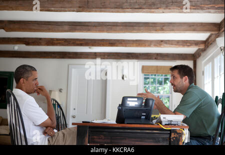 Präsident Barack Obama erhält eine wirtschaftliche Unterrichtung von Brian deese, stellvertretender Direktor des National Economic Council, an der Fisher House Blue heron Bauernhof in chilmark, Massachusetts, 24, 2011 August. Stockfoto