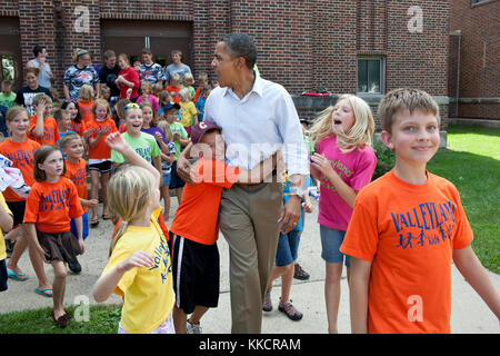 Us-Präsident Barack Obama begrüßt Kinder aus dem valleyland Kinder Sommer Programm außerhalb einer Schule in Chatfield, Minn., während einer dreitägigen Bus Tour im Mittelwesten, Aug. 15., 2011. Stockfoto