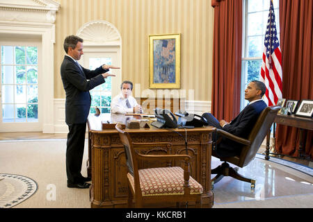 Us-Präsident Barack Obama trifft sich mit Finanzminister Timothy Geithner und National Economic Council Director gene Sperling im Oval Office, Aug. 5, 2011. Stockfoto