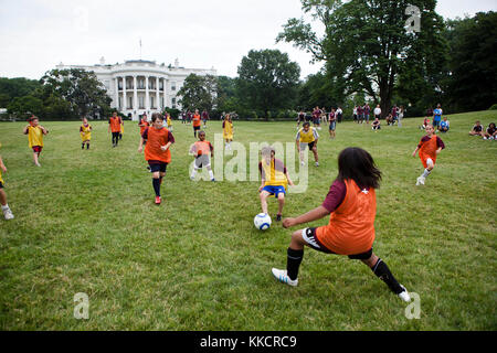 Major League Soccer champion Colorado Rapids Teammitglieder halten ein Fußball-Klinik mit Kindern der militärischen Familien auf dem Südrasen des Weißen Hauses, 27. Juni 2011. Stockfoto