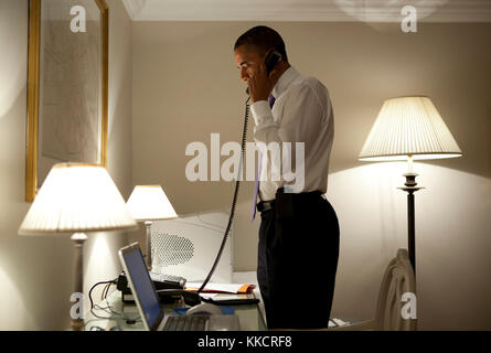 Präsident Barack Obama spricht am Telefon mit Missouri Gouverneur Jay Nixon, bei seinem Besuch in Dublin, Irland, 23. Mai 2011. Der Präsident sein Beileid allen Betroffenen durch die tödliche Tornados in Joplin, MO., Sonntag Nacht. Stockfoto