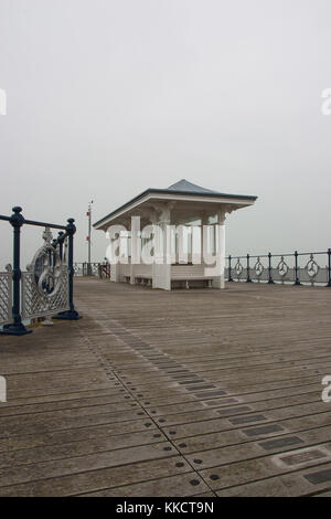 Swanage Pier im Nebel, Dorset, England. Es ist ein Pier in der Küstenstadt Swanage, 1895 für den Personenverkehr. Stockfoto