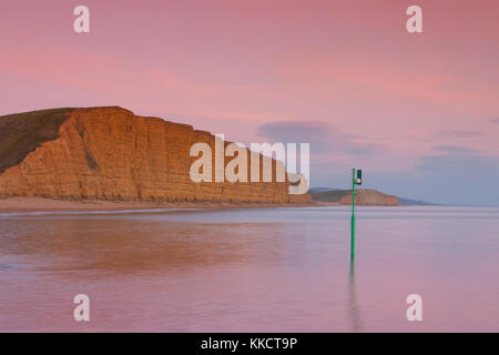 Sonnenuntergang in West Bay, Dorset, England. Das Gebiet ist Teil der Jurassic Coast, ein Weltkulturerbe. Stockfoto