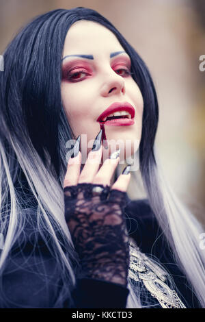 Portrait von Happy vampir Frau mit Strom von Blut im Mund Stockfoto