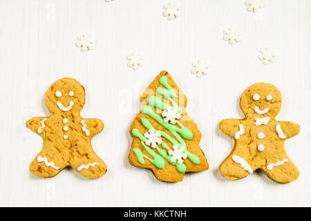 Lebkuchen Männer Freunde am Weihnachtsbaum auf einem weißen Tisch Stockfoto