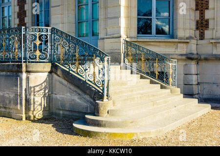 Sceaux, Frankreich - 26. November 2017: Die Gartentreppe des Schlosses Sceaux mit seinem schmiedeeisernen Geländer an einem sonnigen Morgen. Stockfoto