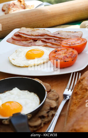 Köstliches Frühstück mit Eiern und Speck. Stockfoto