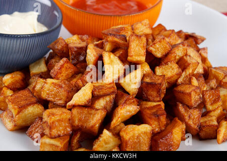Pommes mit Soße und Knoblauch Majonäse. Stockfoto