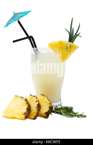 Köstliche pi-a Colada mit Ananas und Schirm. Über weiß. Stockfoto
