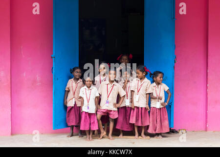 PONDICHERY, PUDUCHERY, Indien - SEPTEMBER 04, 2017. Rosa und Blaue Schule mit glücklichen Kinder mit Uniformen in der Nähe der Tür Stockfoto