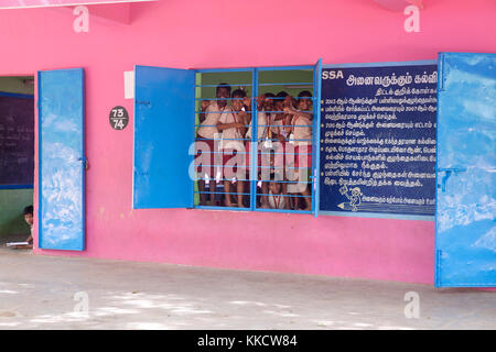 PONDICHERY, PUDUCHERY, Indien - SEPTEMBER 04, 2017. Rosa und Blaue Schule mit Kinder schauen aus dem Fenster Stockfoto