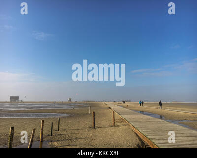 Deutschen Nordsee - Meer Strand von St. Peter-Ording und einem hölzernen Fußweg auf einem sonnigen Tag im Winter Stockfoto