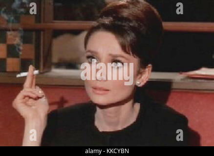 Audrey Hepburn, eine bekannte britische Schauspielerin, wird für ihre Rollen in klassischen Filmen wie „Breakfast at Tiffany’s“ gefeiert. Bekannt für ihre Eleganz, Schönheit und ihre humanitären Bemühungen wurde sie zu einer Ikone der Mode und des Kinos. Stockfoto