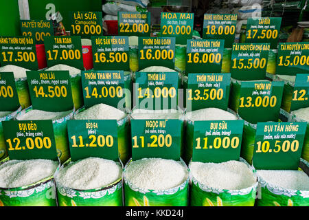 Marktstand mit Stapel von vielen Sorten von vietnamesischen Reis (Lange, kurze weiße Körner) in Ho Chi Minh City Lebensmittelgeschäft. Vietnam - der größte Exporteur von Reis Stockfoto