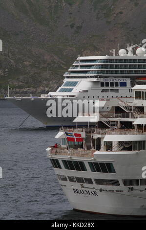 Kreuzfahrtschiffe Braemar und Costa Romantica in Hønningsvag, Hudiksvall, Finnmark, Norwegen Stockfoto