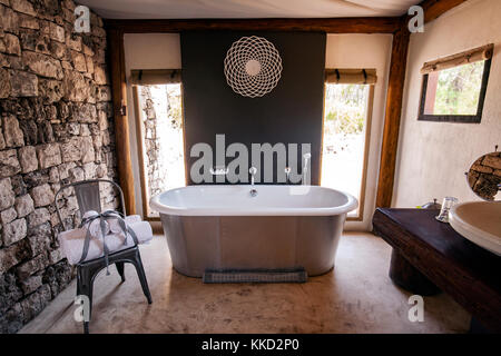 Badezimmer in Luxus Zelt - Onguma Tented Camp, onguma Game Reserve, Namibia, Afrika Stockfoto