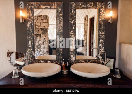 Badezimmer in Luxus Zelt - Onguma Tented Camp, onguma Game Reserve, Namibia, Afrika Stockfoto