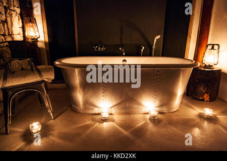 Badewanne bei Nacht - Onguma Tented Camp, onguma Game Reserve, Namibia, Afrika Stockfoto