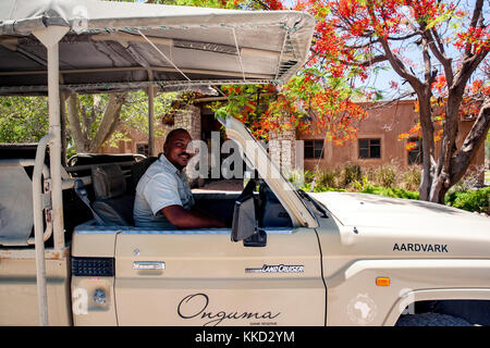 Safari Guide auf onguma Bush Camp, onguma Game Reserve, Namibia, Afrika Stockfoto