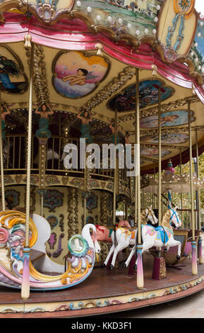 Ein Karussell in Aix-en-Provence Frankreich, Le Carrousel Paul Cezanne, mit bemalten Ponys, ein Schwan Boot, Meerjungfrauen und Wandmalereien. Bei Tageslicht fotografiert. Stockfoto