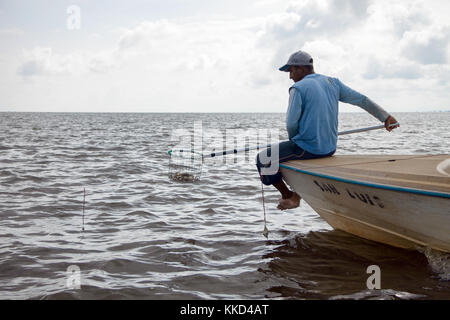 LAKE MARACAIBO, VENEZUELA, 22. NOVEMBER 2010: venezolanischer Krabbenfischer auf traditionelle Weise vom Boot aus Stockfoto