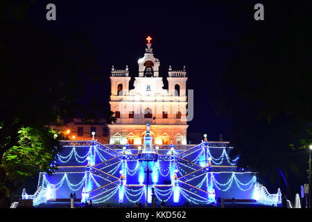 Unsere liebe Frau von der Unbefleckten Empfängnis Kirche, panjim, Goa, Indien, nachts beleuchtet. Stockfoto