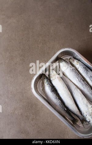 Gefrorene Sardinen.. für Grill und bbg. dunklen Hintergrund Stockfoto