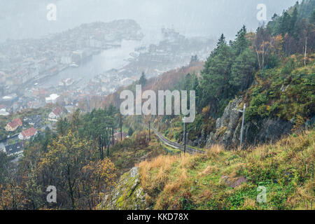 Die Floibanen Standseilbahn Titel führt auf den Gipfel des Mount Floyen an einem trüben regnerischen Tag, Bergen, Norwegen Stockfoto