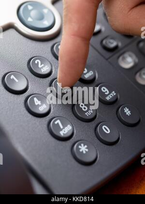Nahaufnahme der einen Finger drücken Telefonnummer Stockfoto