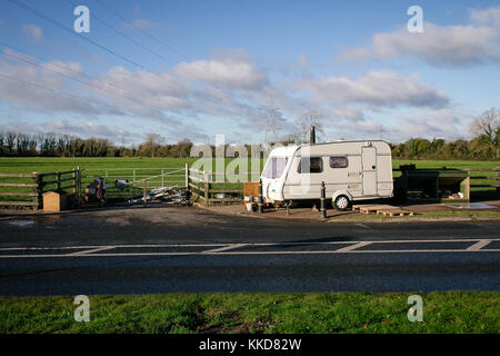 Celbridge, Irland. 29 Nov, 2017: Irish travellers Eingewöhnung in celbridge. Caravan an der Seite der Straße am Eingang zum Feld geparkt. Stockfoto