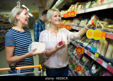 Frauen kaufen Essen im SB-Warenhaus. Stockfoto