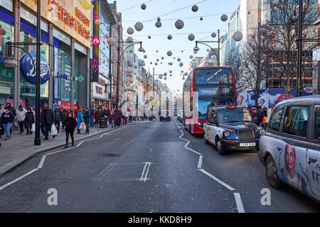 London City - Dezember 24, 2016: Double Decker Bus mitten in die Oxford Street fahren mit viel Weihnachten Dekoration Stockfoto