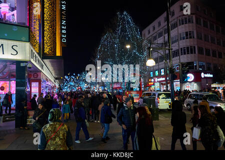 London City - Dezember 24, 2016: Menschen zu Fuß nach oben und unten die Oxford Street mit vielen Weihnachtsschmuck Stockfoto