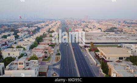 Wunderschöne Panoramaszene der Stadt Dubai in den Vereinigten Arabischen Emiraten. Blick von oben. Blick von oben auf Dubai, wunderschöne Häuser, Verkehrsknotenpunkt, den Verkehr. Stockfoto