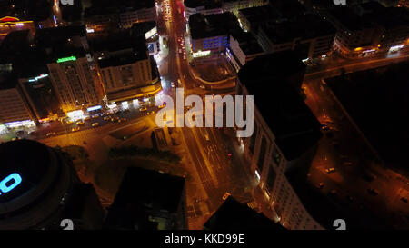 Die Skyline von Dubai bei Nacht mit einer wunderschönen Stadt mit Lichtern in der Nähe des verkehrsreichsten Highways. Wunderschöne Aussicht auf Dubai bei Nacht. Antenne. Stockfoto