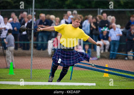 Sportler zu "Den Hammerwurf bei der Cowal Versammlung". Eine traditionelle Highland-Games findet jedes Jahr in Dunoon in Schottland Stockfoto