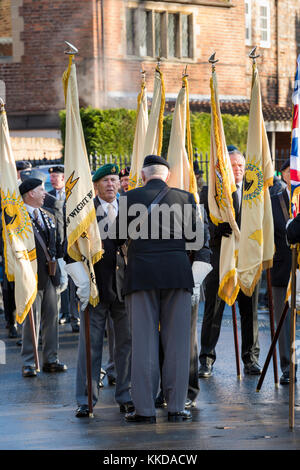 Standardträger vorbereiten für britischen Veteranen Parade in New York am 50. Jahrestag der britische Rückzug aus Aden - North Yorkshire, England, UK. Stockfoto